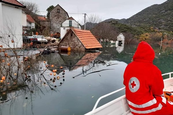 Hrvatski Crveni križ u Vrgorac šalje isušivače, dezinfekcijska sredstva i humanitarne pakete